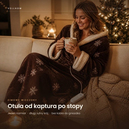 Kobieta w podgrzewanym szlafroku w świątecznym salonie